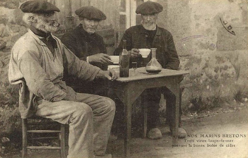 Vieille photo d'hommes buvant du cidre