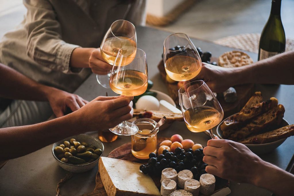 Personnes trinquant avec un verre de cidre