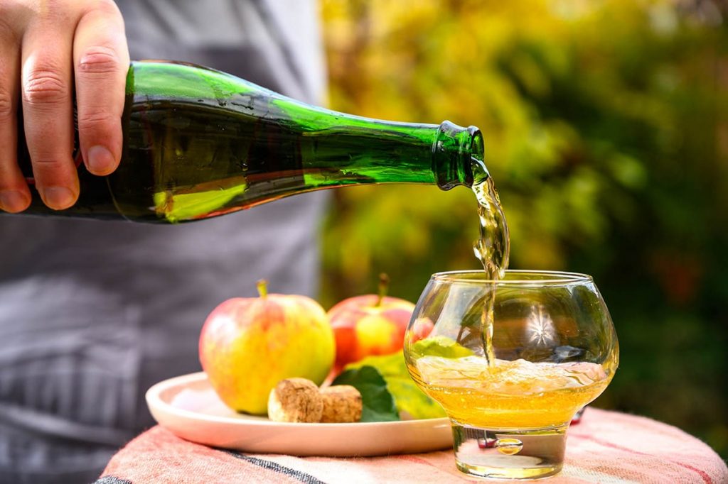 Personne servant un verre de cidre